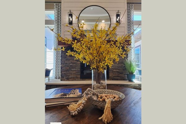 Table with décor in front of a fireplace
