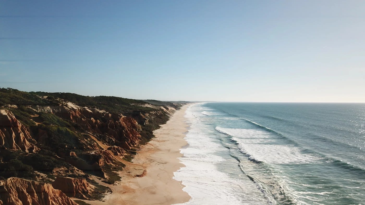 Die Dünen und der Strand von Comporta an der Atlantikküste des Alentejo