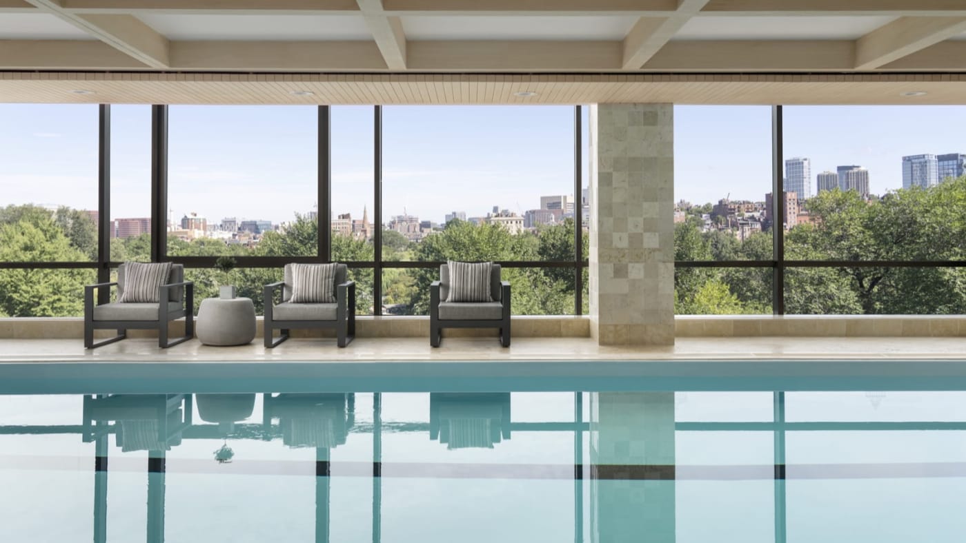 La piscine intérieure du Four Seasons Boston