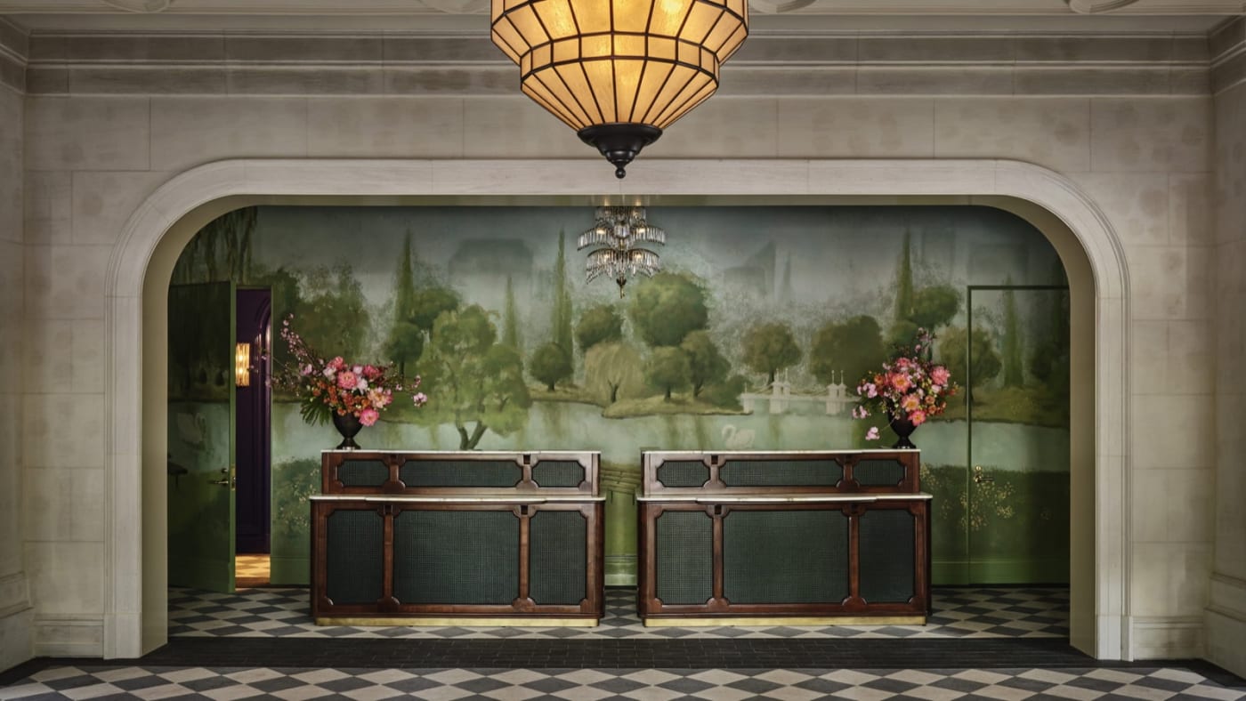 La réception du Four Seasons Boston et sa fresque végétale