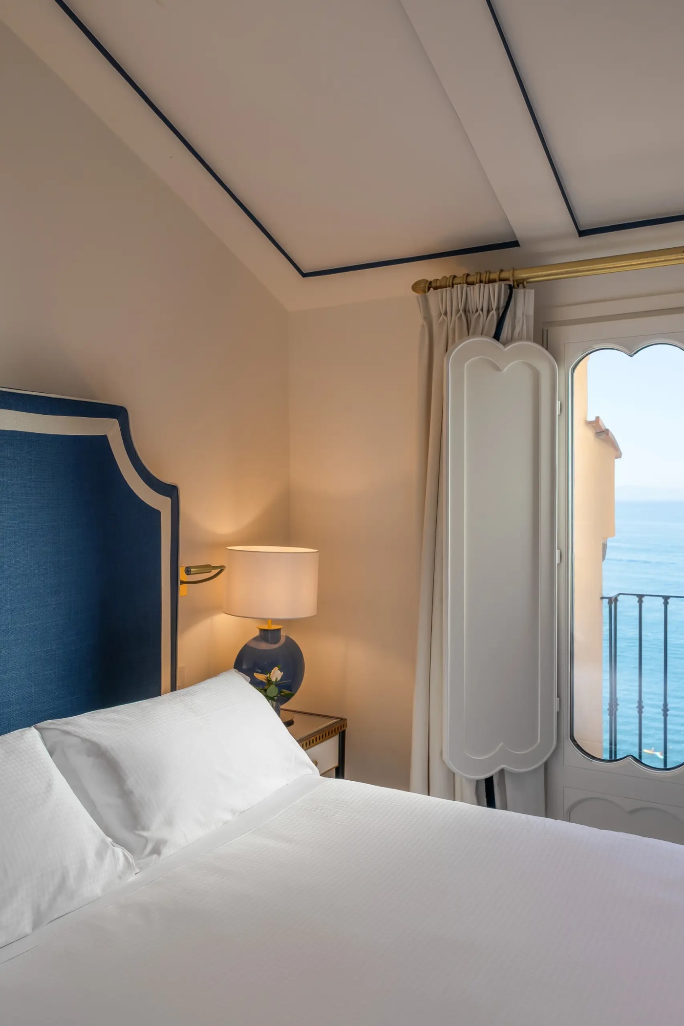 Une chambre de l'hôtel Du Tasso ouverte sur le golfe de Naples