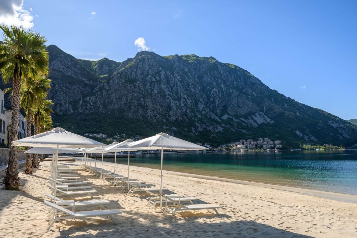A praia privativa do hotel em Risan, ao pé das montanhas da baía de Kotor