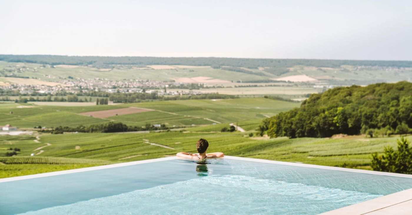 Piscine extérieure à débordement du Royal Champagne face au vignoble champenois