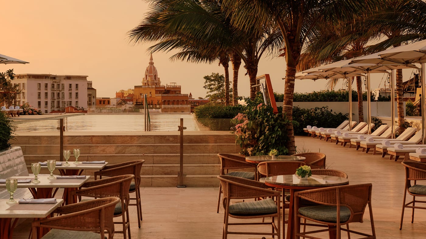 La piscina en la azotea del Four Seasons Cartagena al atardecer, frente a la cúpula de la catedral