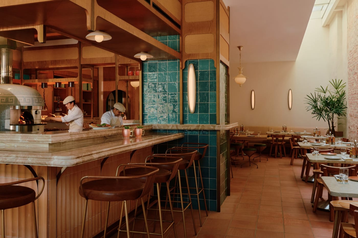 Un restaurante del Four Seasons Cartagena, barra frente al horno de leña y azulejos turquesa