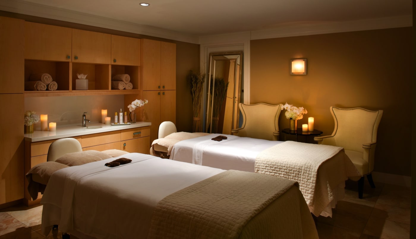 Cabine de soins pour deux du Trump Spa au Trump National Doral Miami, deux tables de massage éclairées aux bougies