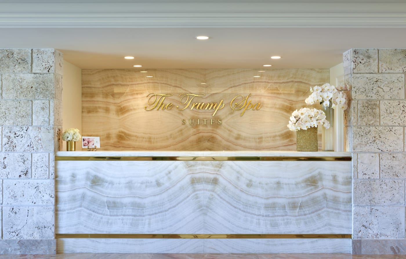 Réception en onyx des Trump Spa Suites au Trump National Doral Miami, encadrée de pierre corallienne