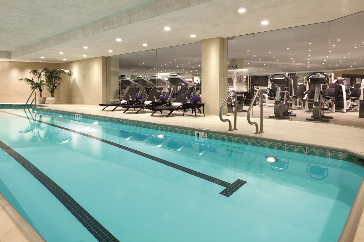 Piscine intérieure à l'eau salée du Trump International Hotel & Tower New York, couloirs de nage et salle de sport vitrée