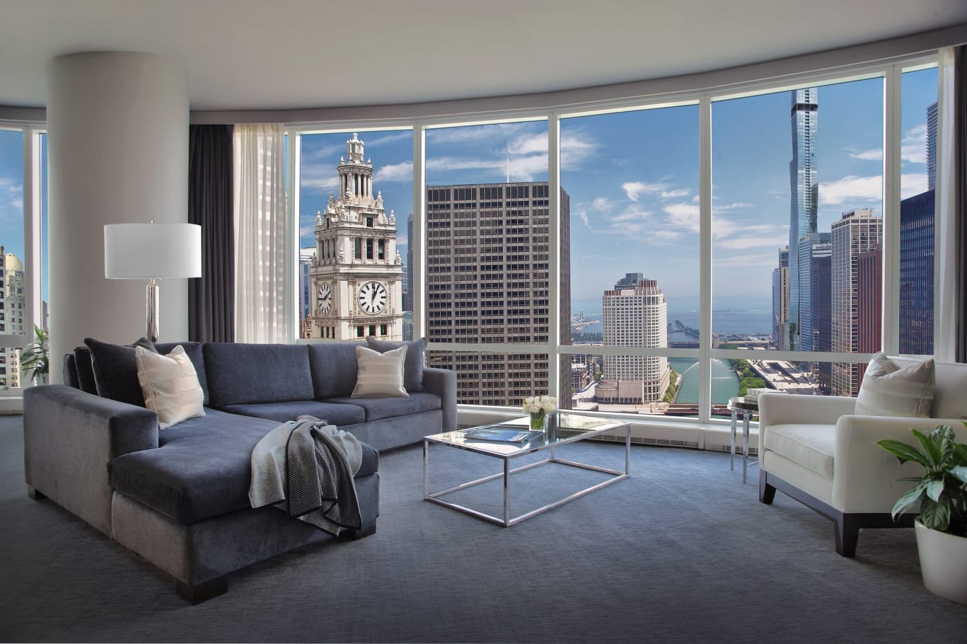 Salon d'une suite du Trump International Hotel & Tower Chicago, baies vitrées sur le Wrigley Building et la rivière