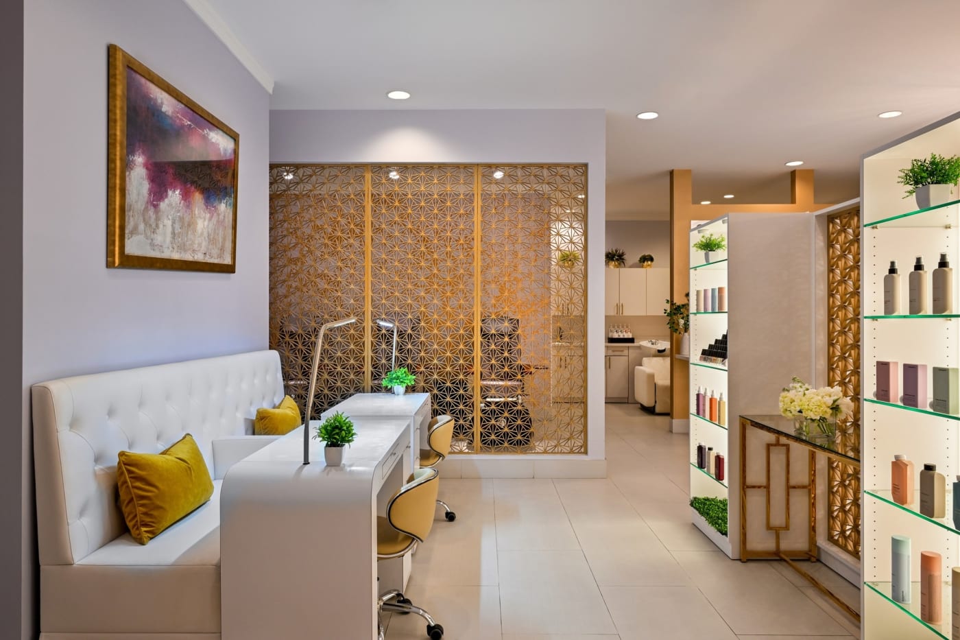 Salon de beauté du Spa at Trump au Trump International Hotel Las Vegas, claustras dorés et étagères de soins
