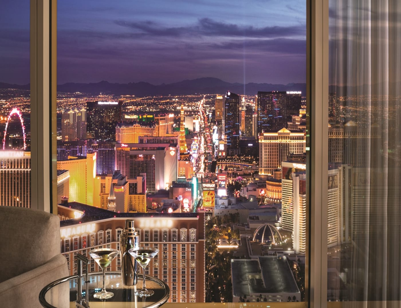 Deux martinis devant la baie vitrée du Trump International Hotel Las Vegas, le Strip illuminé en contrebas