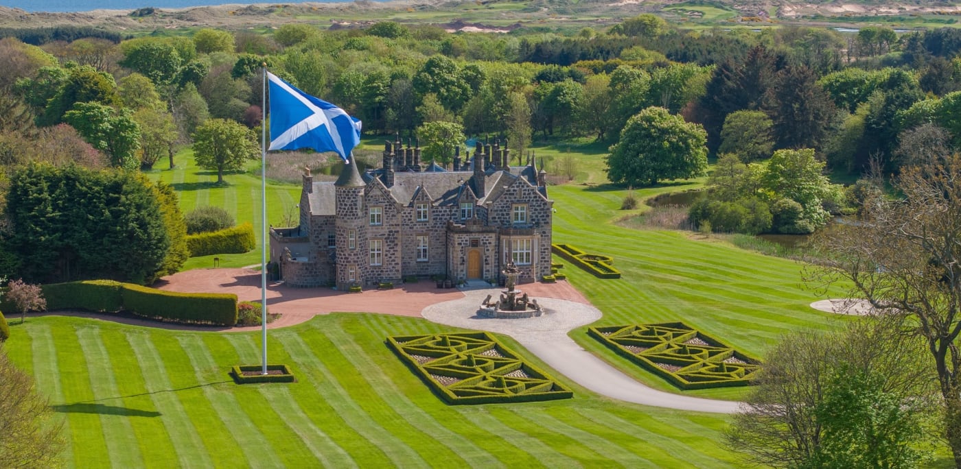 Vue aérienne de MacLeod House au Trump International Scotland, le drapeau écossais, les parterres à la française et le parc