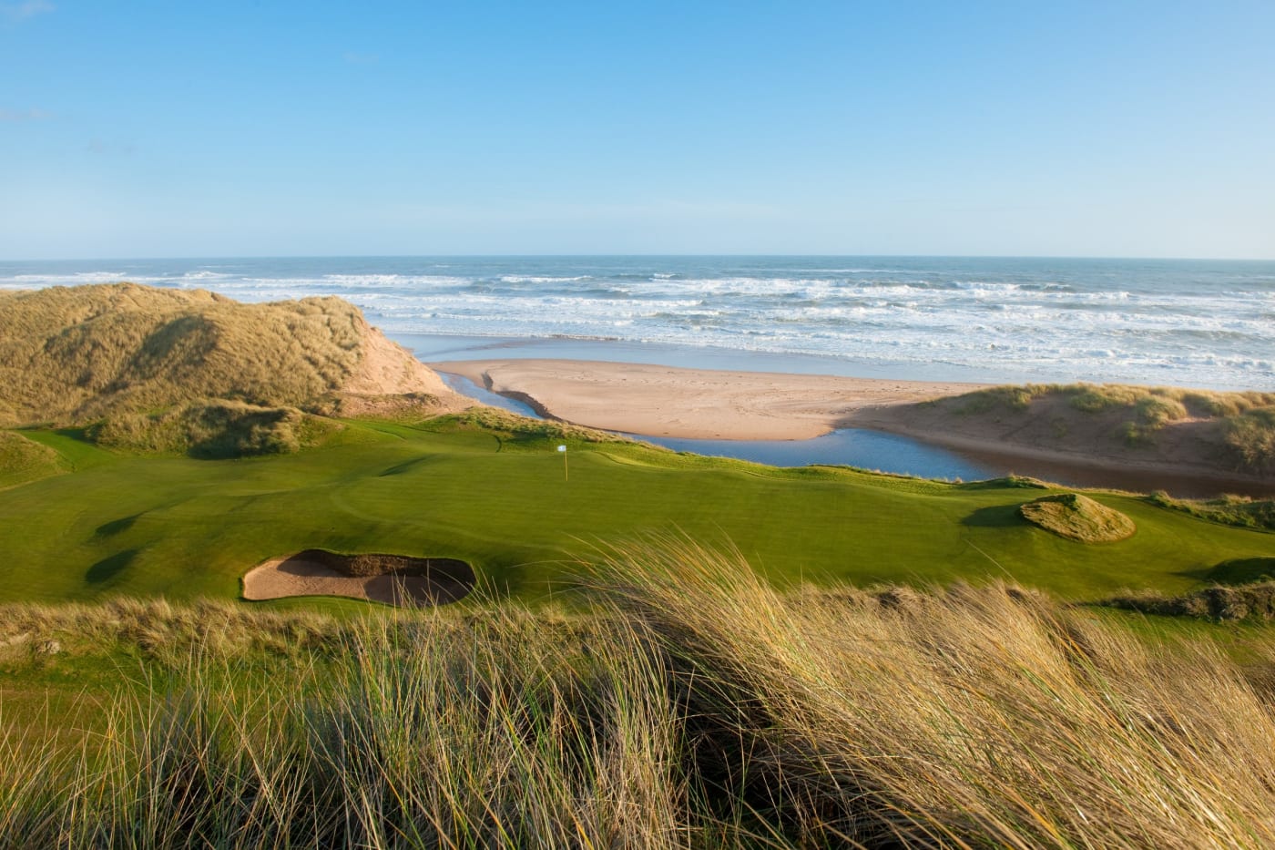 Les links du Trump International Scotland entre les dunes, avec la plage et la mer du Nord en arrière-plan
