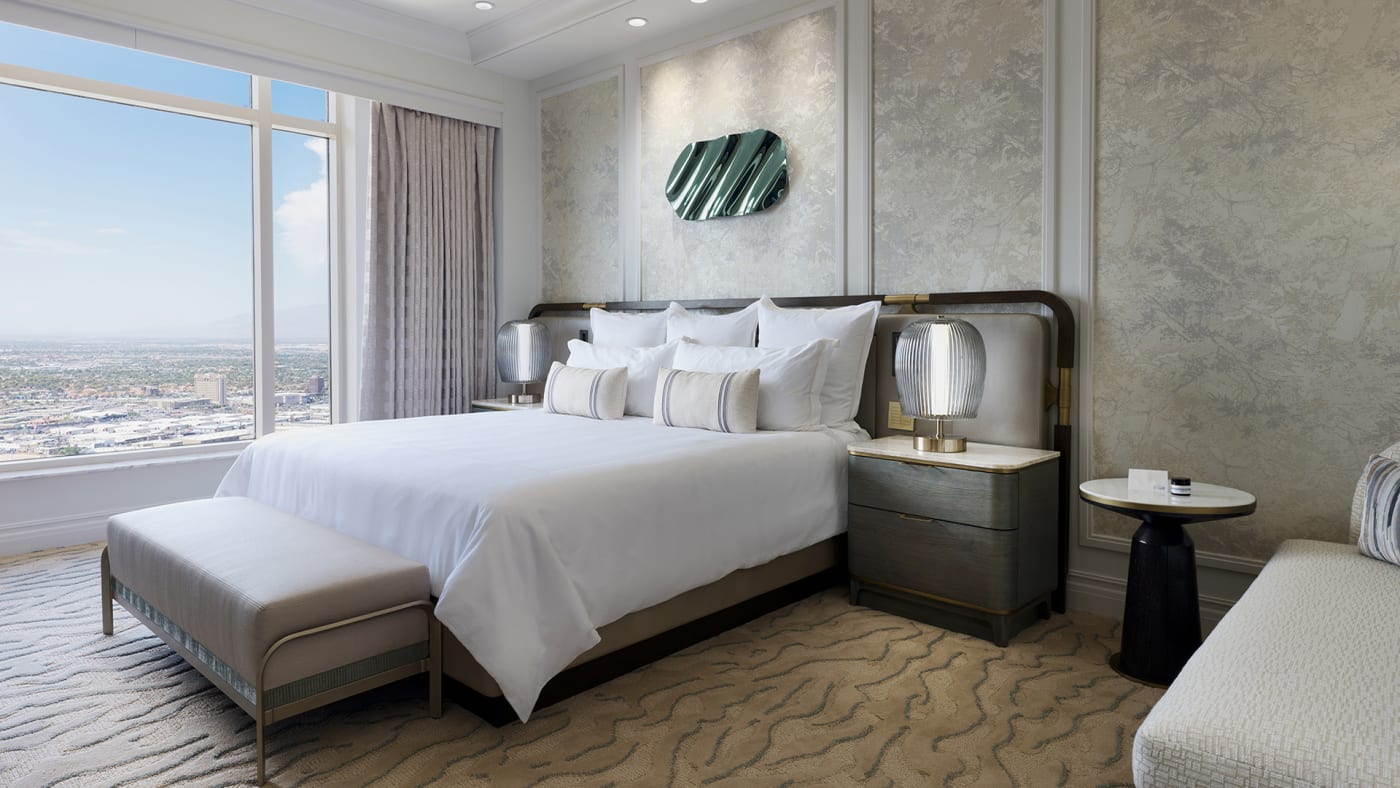 Chambre d'une Grand Suite de Milano à The Palazzo, Las Vegas, aux tons neutres avec baie vitrée sur la ville