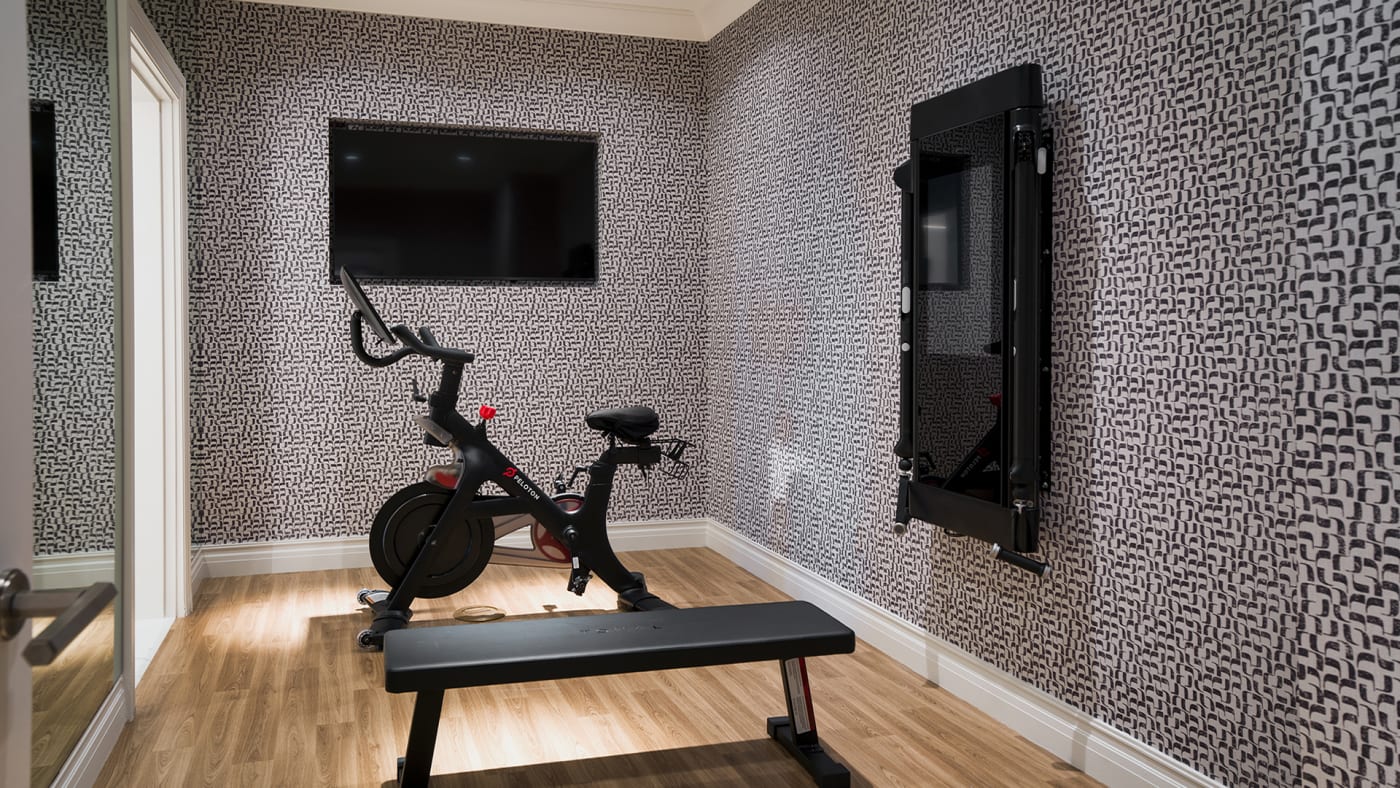 Espace fitness privé d'une Grand Suite Milano à The Palazzo avec vélo Peloton et miroir Tonal