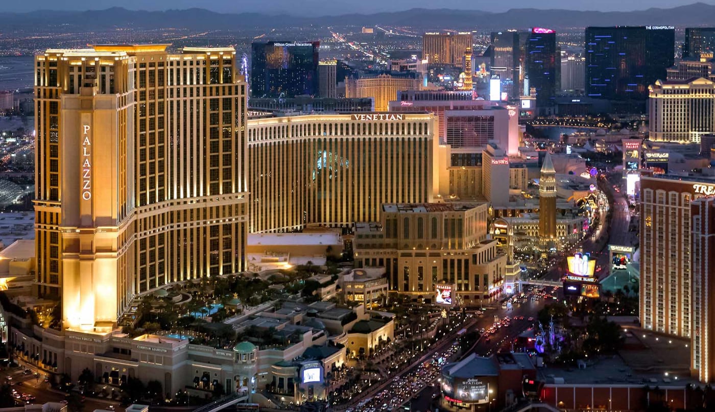 Vue aérienne de nuit des tours The Palazzo et The Venetian sur le Strip de Las Vegas