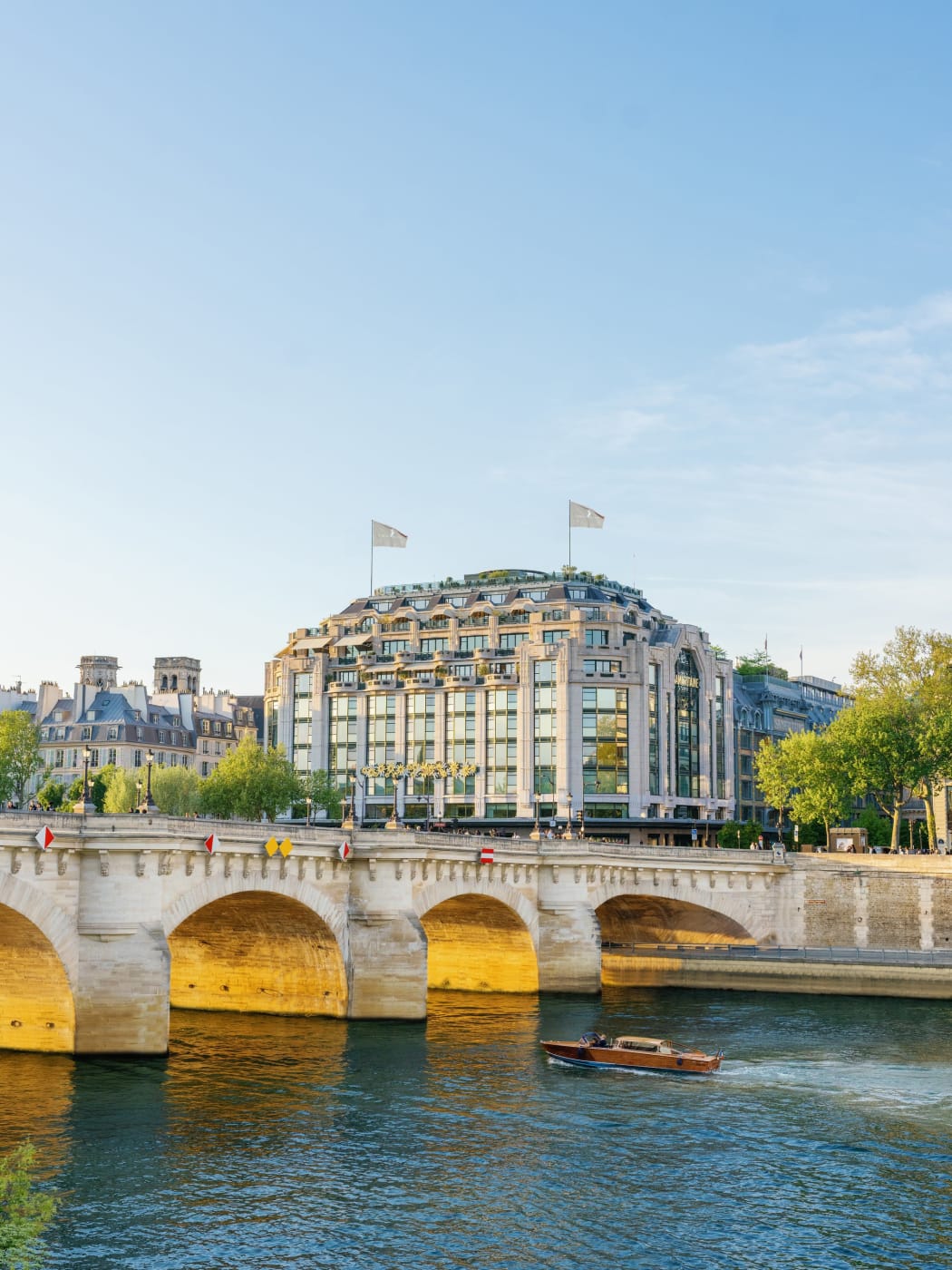 Fachada de Cheval Blanc Paris a orillas del Sena, detrás del Pont-Neuf