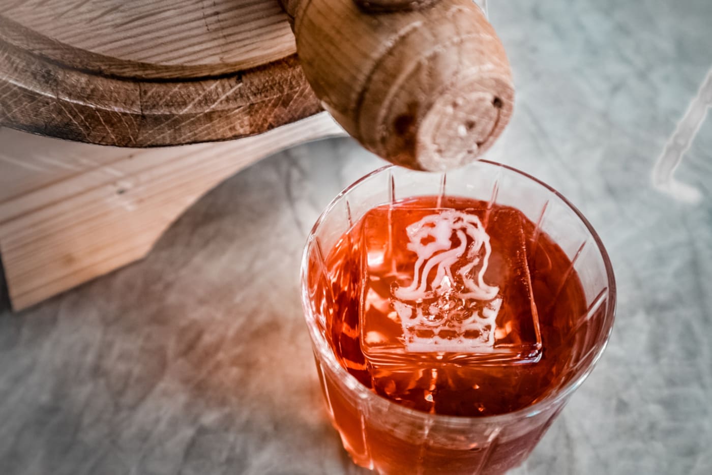 Coquetel Negroni Sevillano com gelo gravado com o leão do Ritz-Carlton, San Francisco