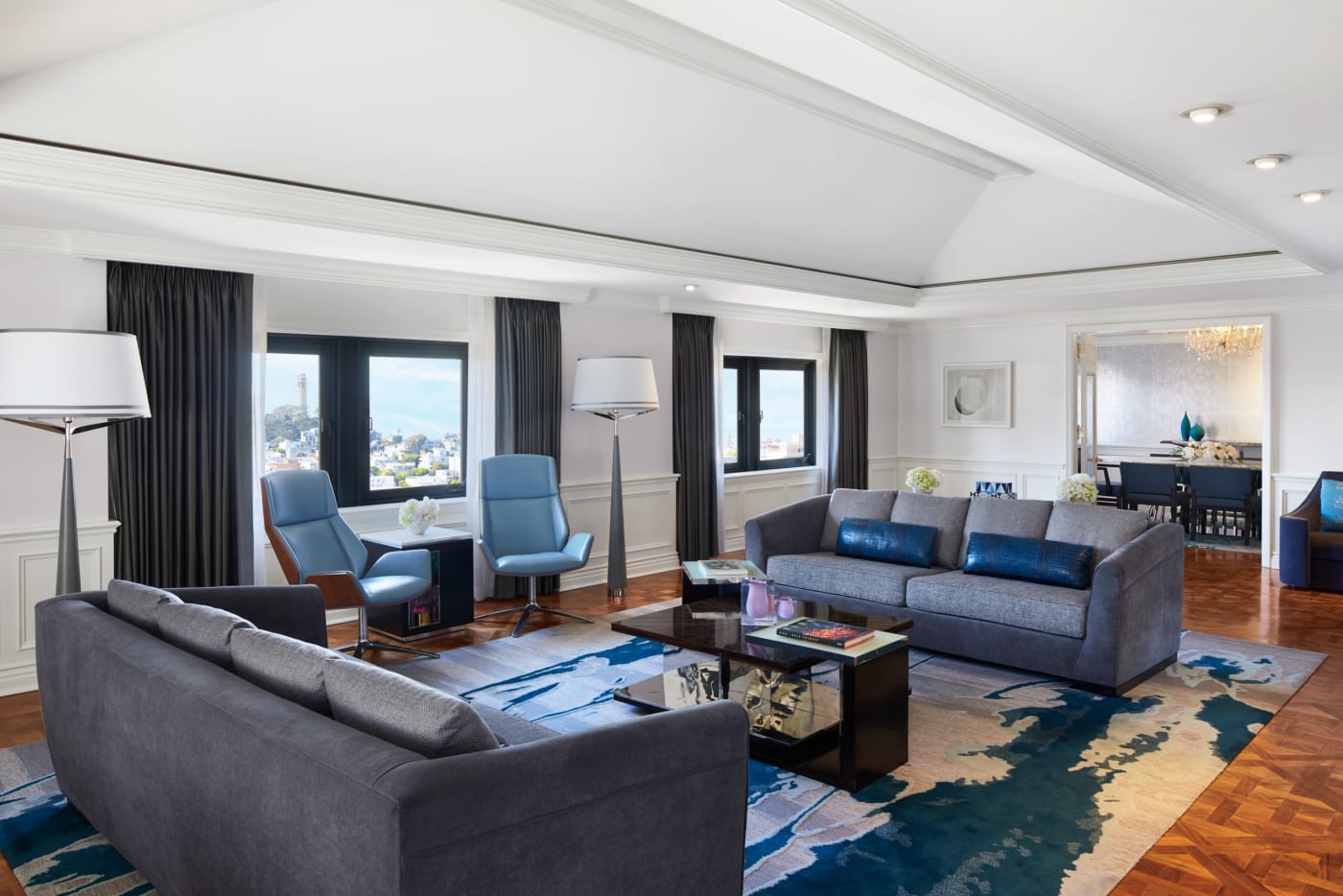 Sala de estar da suíte presidencial do Ritz-Carlton San Francisco, sofás cinza e tapete azul