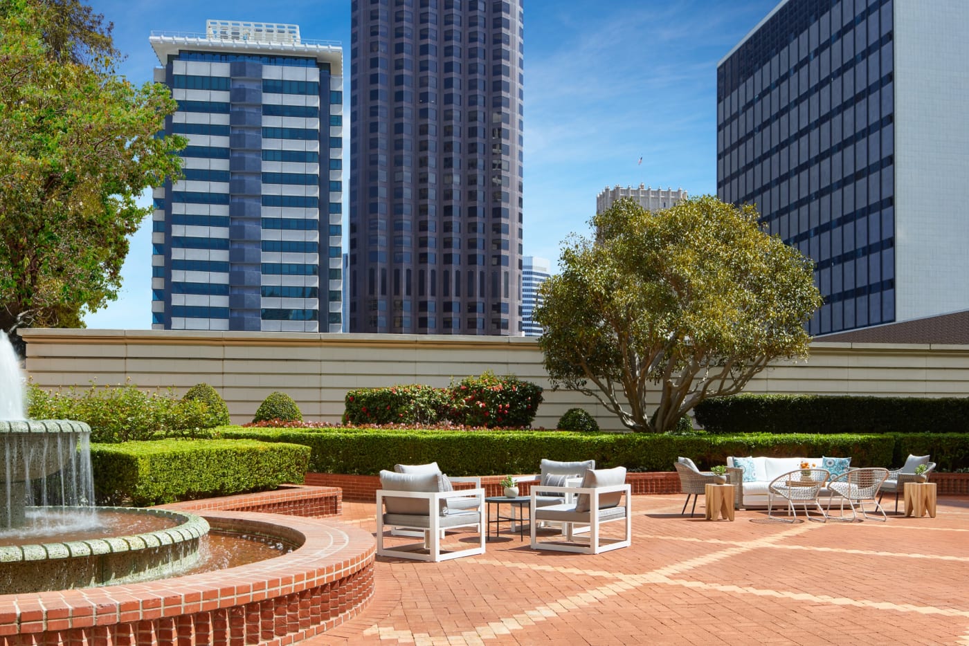 Pátio-jardim em terraço do Ritz-Carlton San Francisco com fonte e lounge ao ar livre