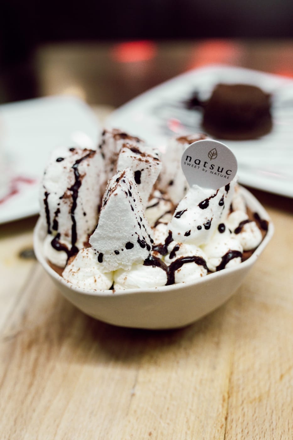 Un dessert à la crème fouettée et au chocolat servi à La Table d'Augustin