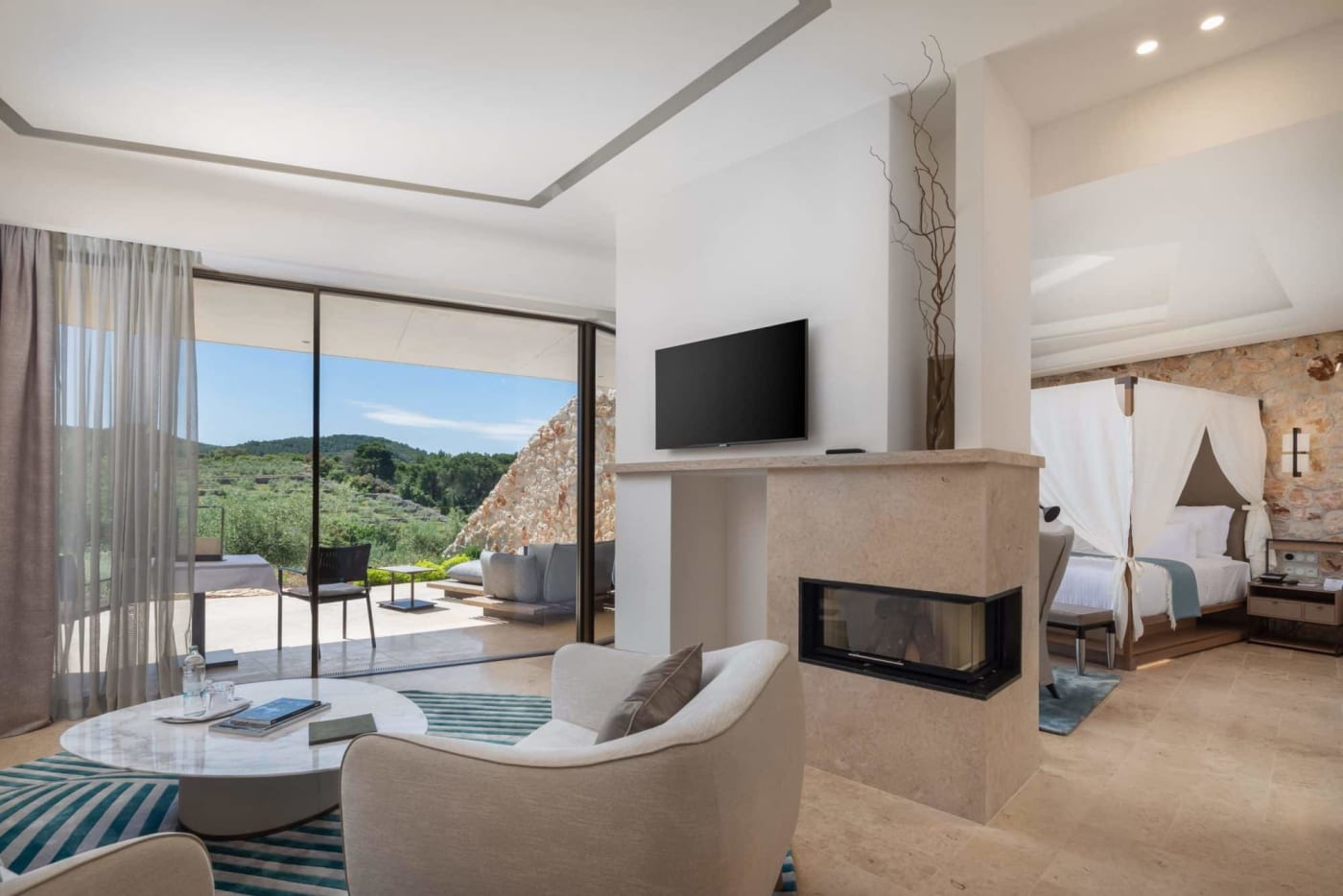 Suite Deluxe de la Villa Nai 3.3 avec cheminée et lit à baldaquin