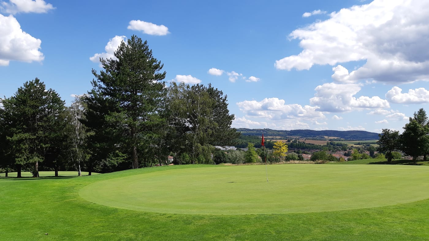 Green du Golf de Lyon Verger avec vue sur la campagne au sud de Lyon, site du futur Radisson Blu Resort & Spa