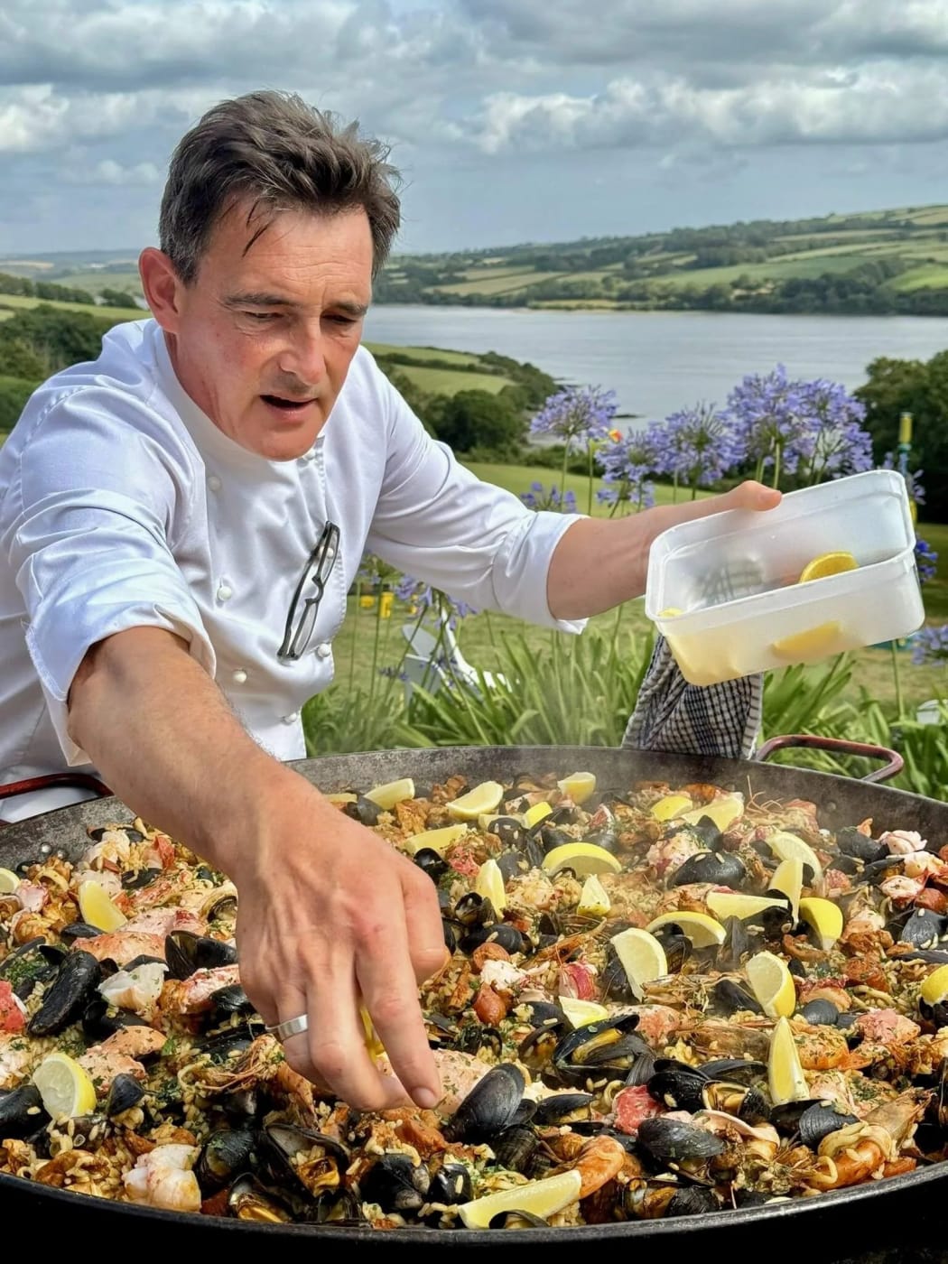 Le chef Stéphane Delourme, chef exécutif de The Elysium Collection, dressant une paella en plein air