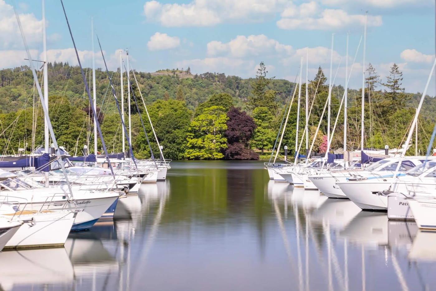 Voiliers amarrés dans une marina du lac Windermere, dans le Lake District