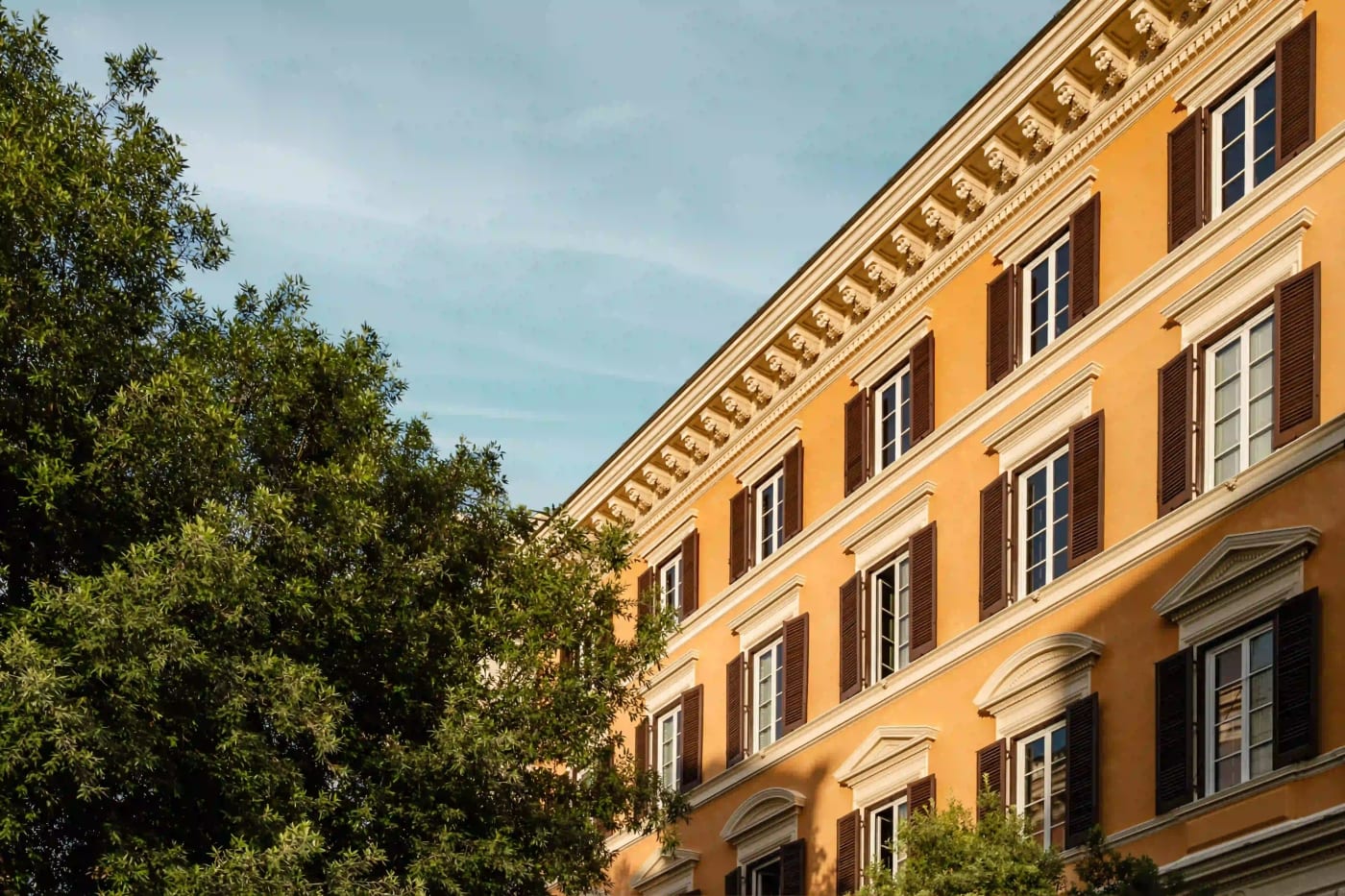 Ockerfarbene Fassade des Hotels Experimental Roma, einer ehemaligen Bank in der Via Ludovisi in Rom