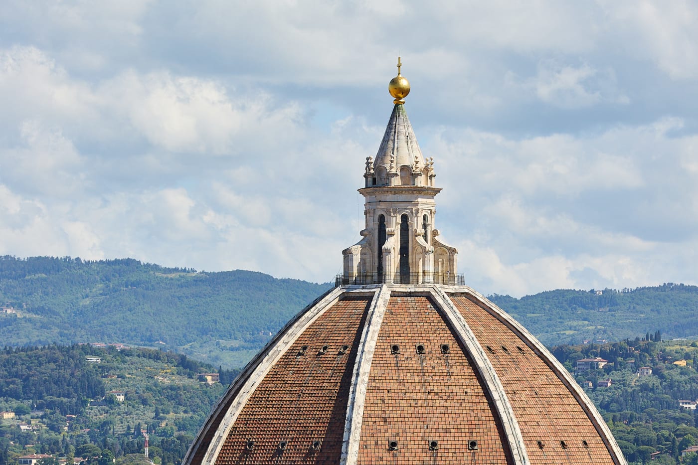 La coupole de Brunelleschi et sa lanterne au-dessus des collines de Florence
