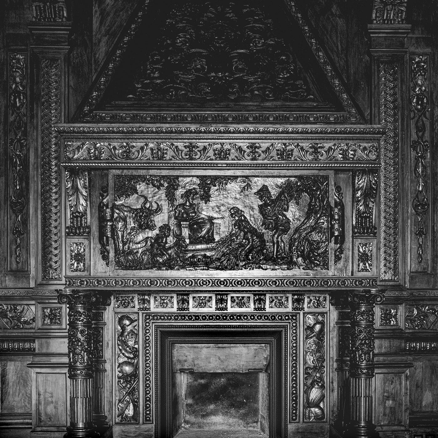 La monumentale cheminée en bois sculpté du Palazzo Sirignano, avec un bas-relief et des colonnes ornées