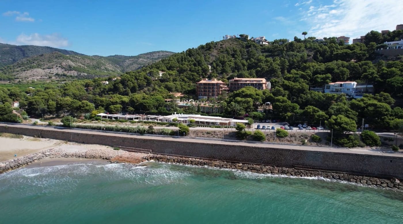 Palasiet y su pinar sobre la playa y el paseo marítimo de Benicàssim