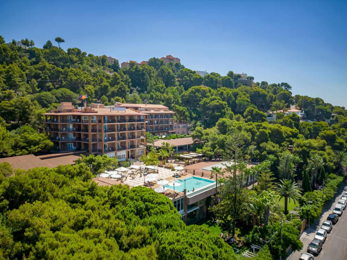Vista aérea de Palasiet en Benicàssim, con su edificio, su piscina exterior y sus jardines en el pinar