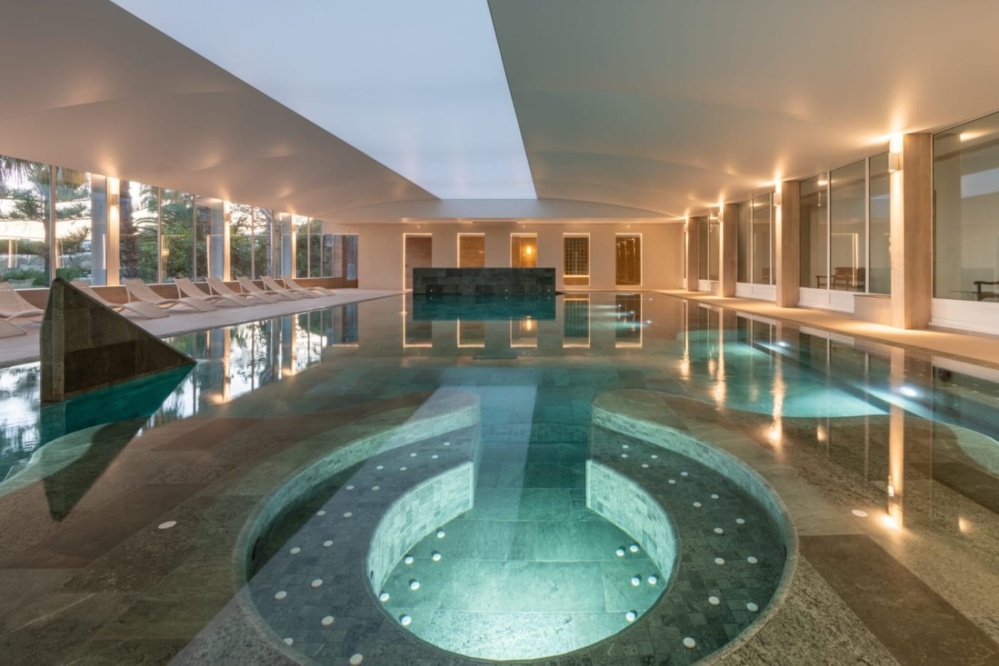 La piscina interior de agua de mar de Palasiet en Benicàssim, rodeada de ventanales