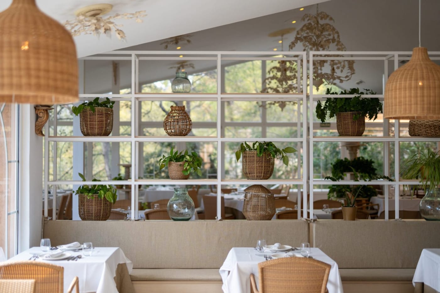 El comedor del restaurante Natural de Palasiet, con lámparas de mimbre y plantas
