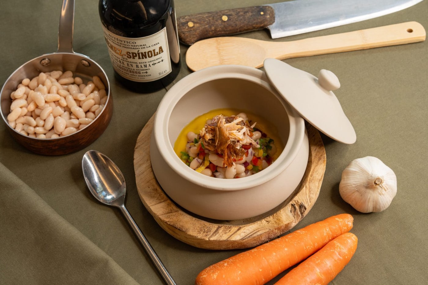 Un plato de cocina mediterránea servido en Palasiet, con verduras y legumbres