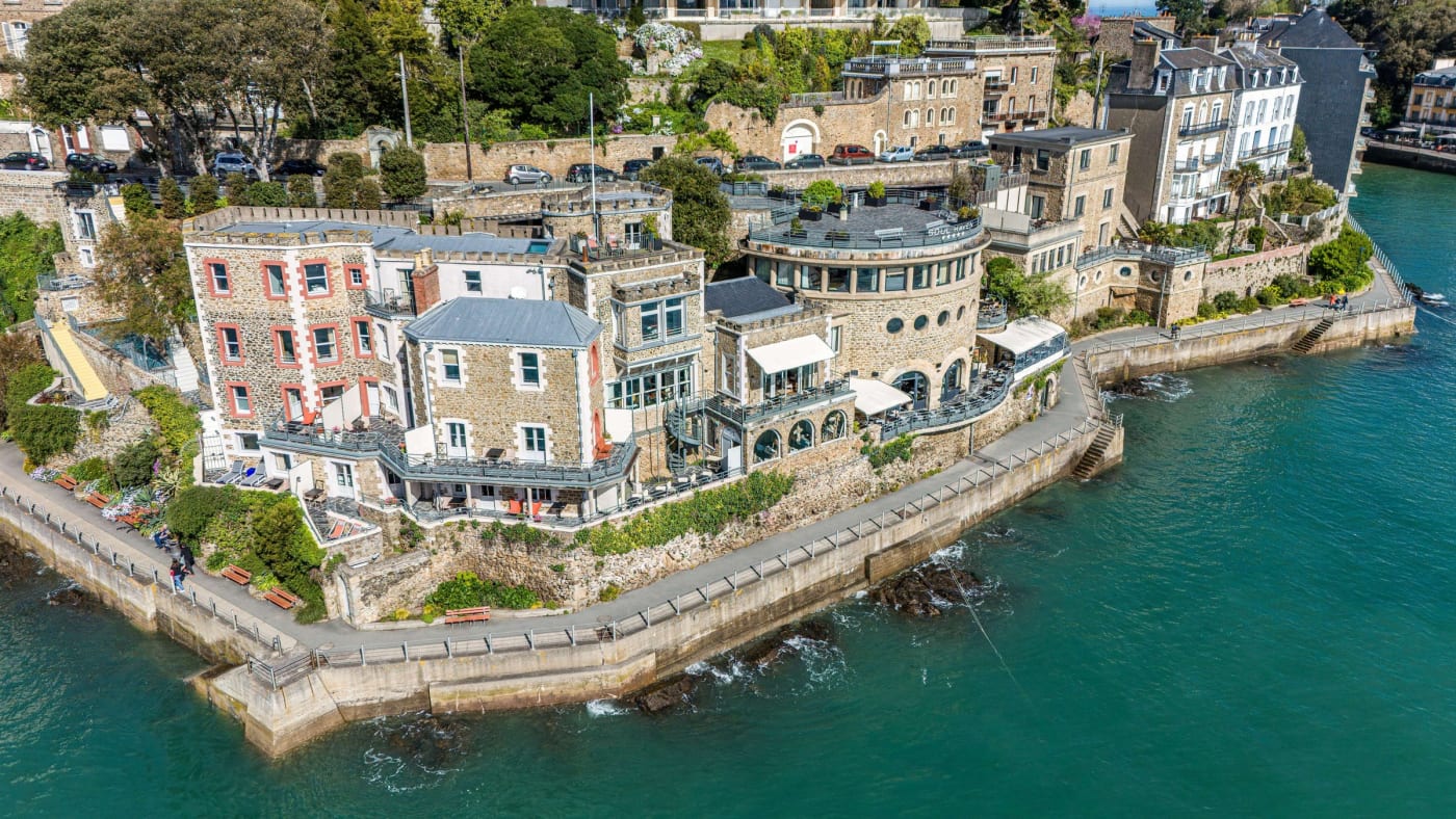 Luftaufnahme des Hotels Castelbrac in Dinard auf seiner Klippe über dem Meer und der Promenade du Clair de Lune