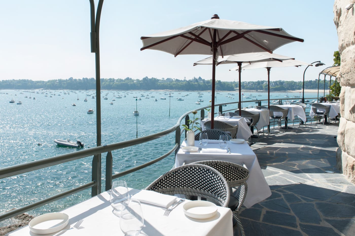 Die Terrasse des Restaurants Le Pourquoi Pas im Hotel Castelbrac mit Blick auf die Bucht von Saint-Malo