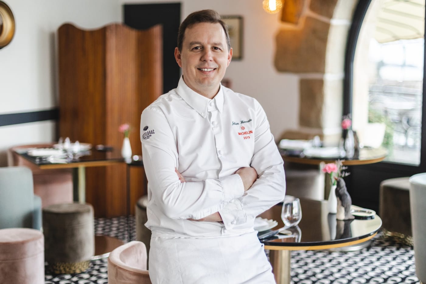 Küchenchef Julien Hennote im Speisesaal des Restaurants Le Pourquoi Pas im Hotel Castelbrac in Dinard