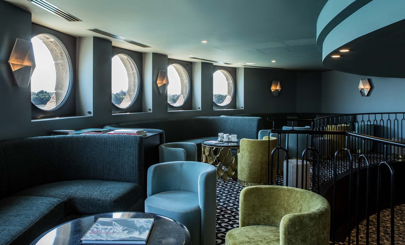 Die Aquarium-Bar des Hotels Castelbrac mit Bullaugen und Art-déco-Sesseln