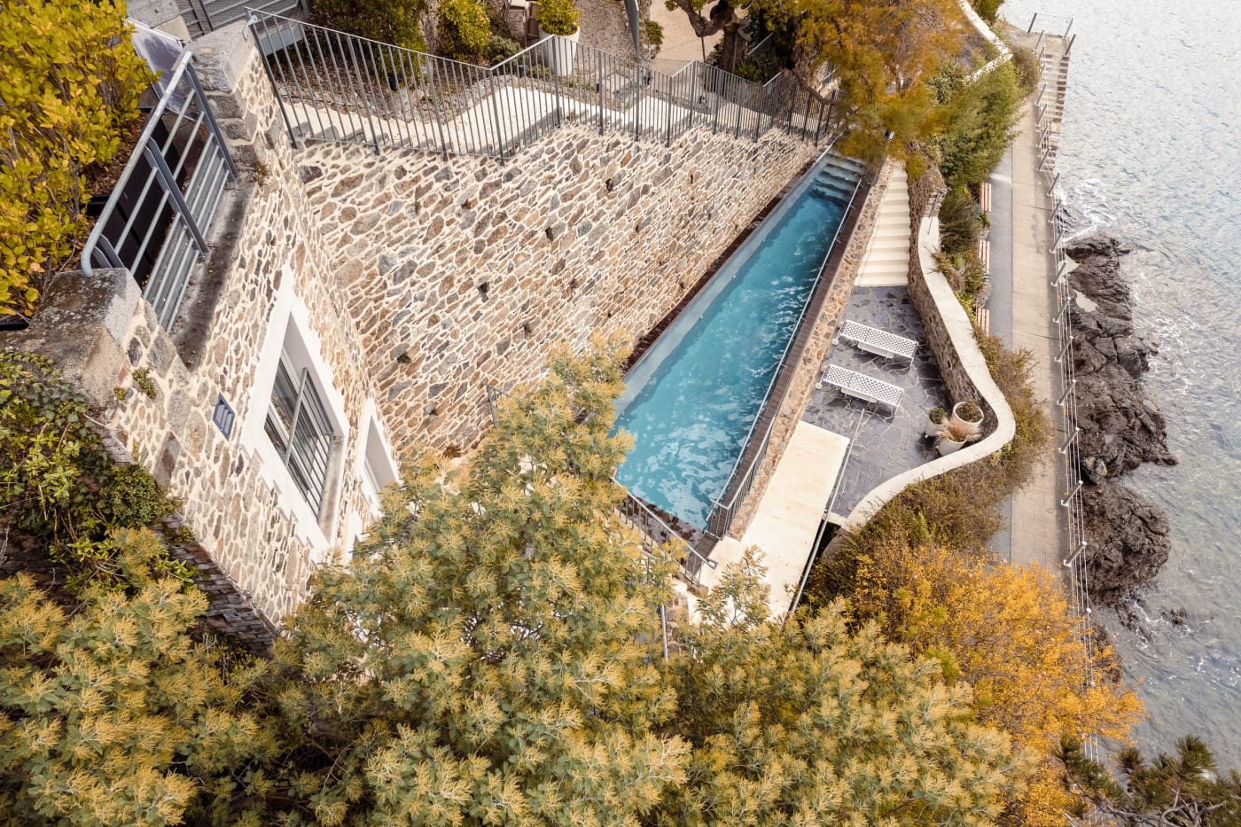 Das Schwimmbecken des Hotels Castelbrac an der Klippe von Dinard, von oben gesehen