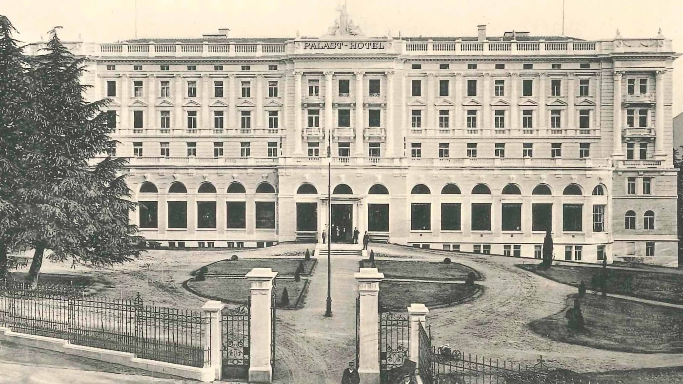 Alte Postkarte des Palast-Hotels in Meran, des heutigen Palace Merano, und seines Eingangs