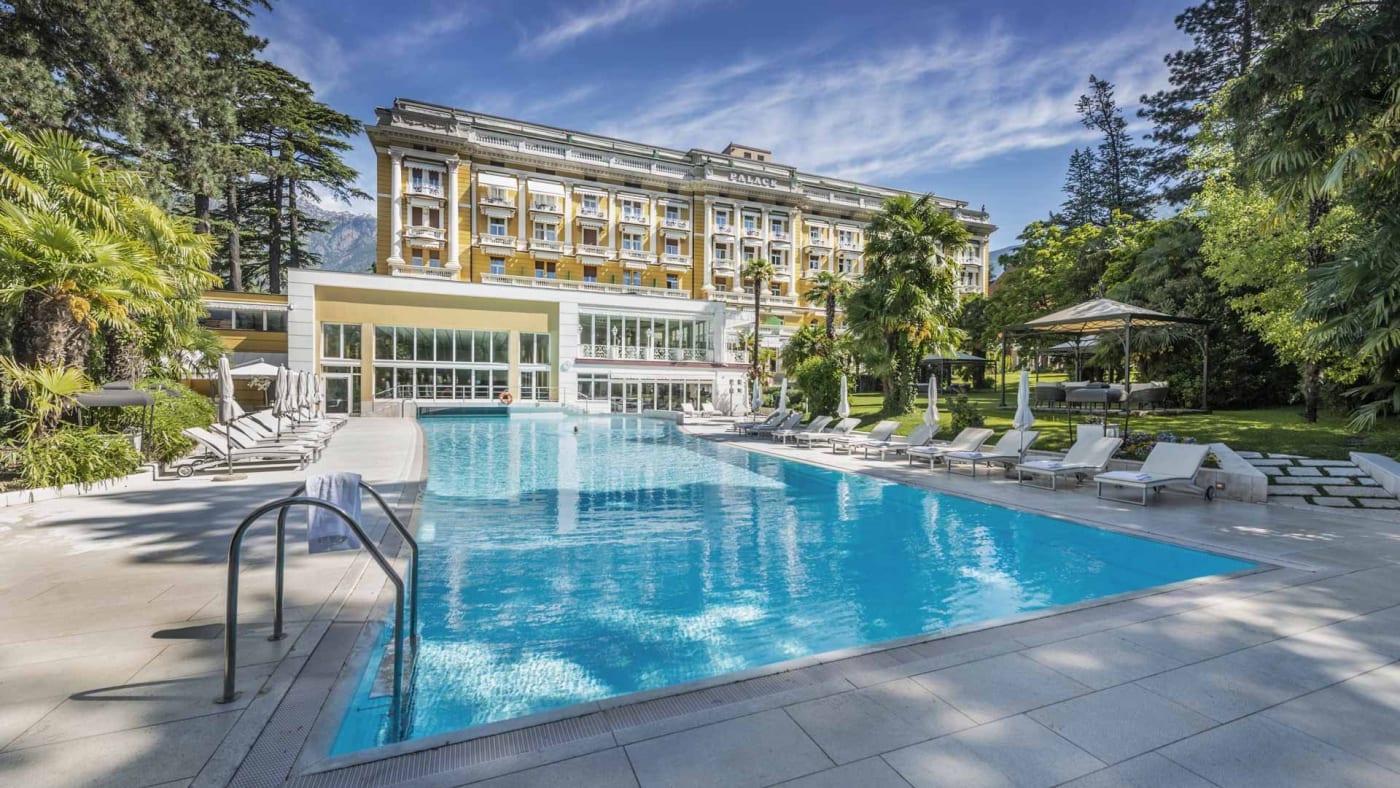 Der 31 Meter lange Außenpool des Palace Merano vor dem Hotel und dem Park