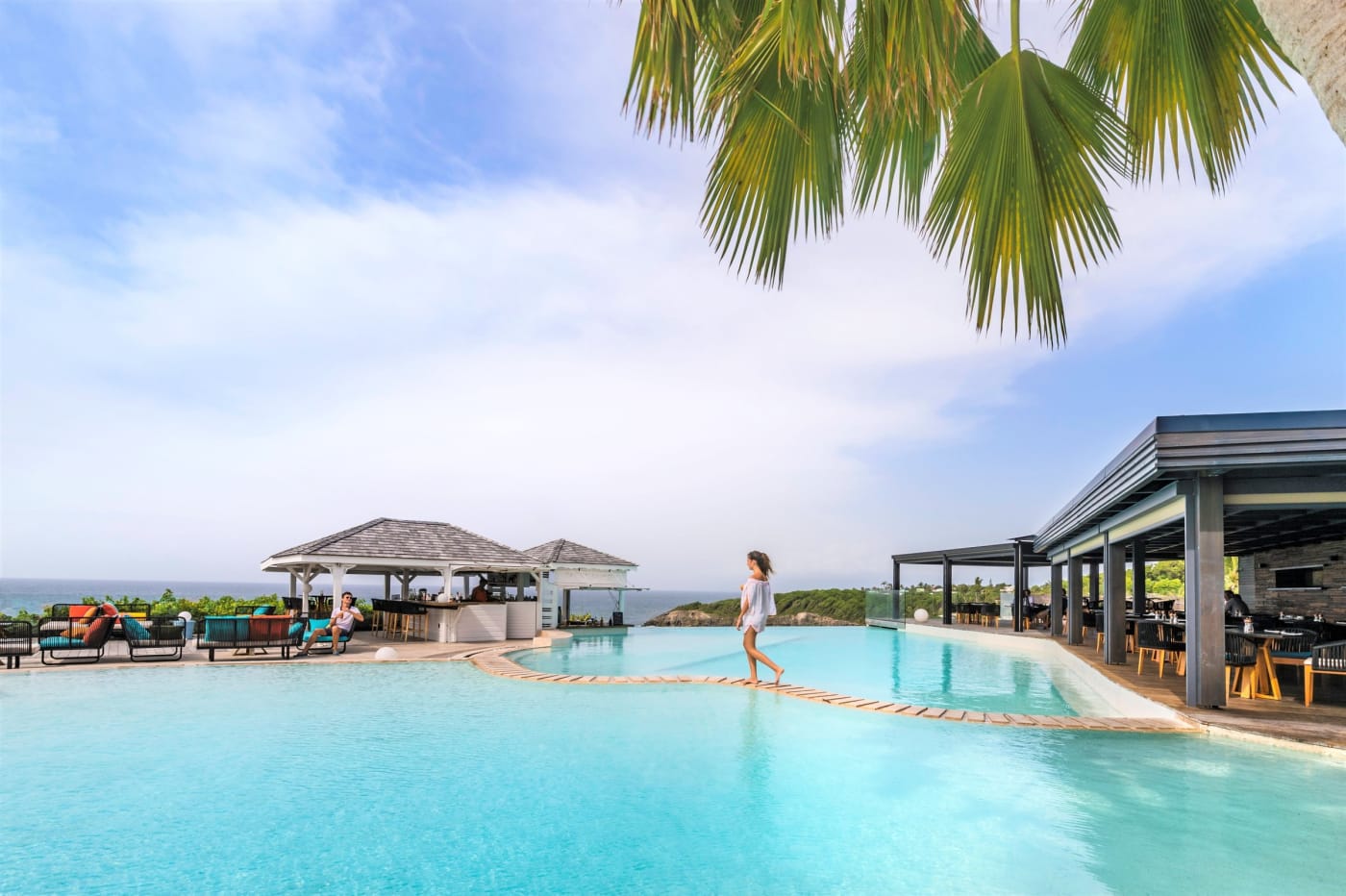 Der Infinity-Pool des La Toubana Hôtel & Spa mit Bar und dem Restaurant Le Grand Bleu am Karibischen Meer in Sainte-Anne