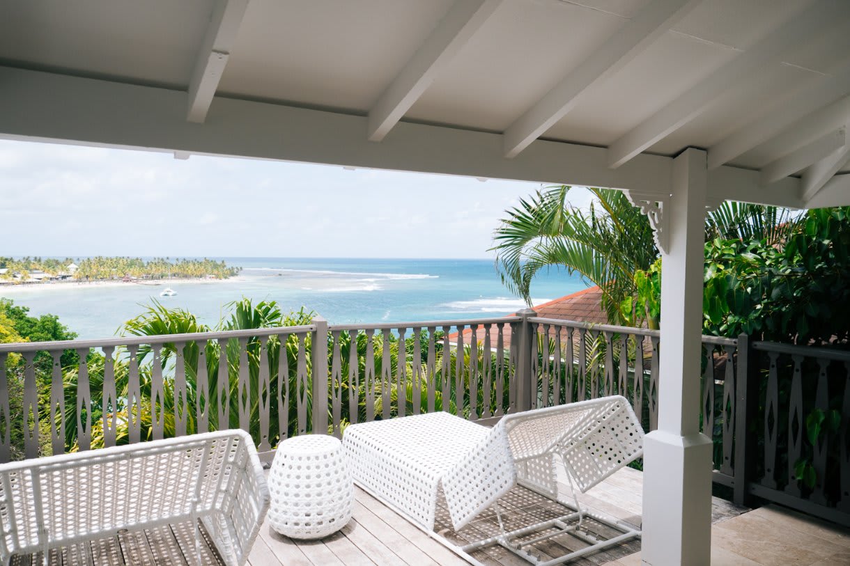 Eine Terrasse des La Toubana Hôtel & Spa mit Blick auf die Lagune und den Strand von Sainte-Anne