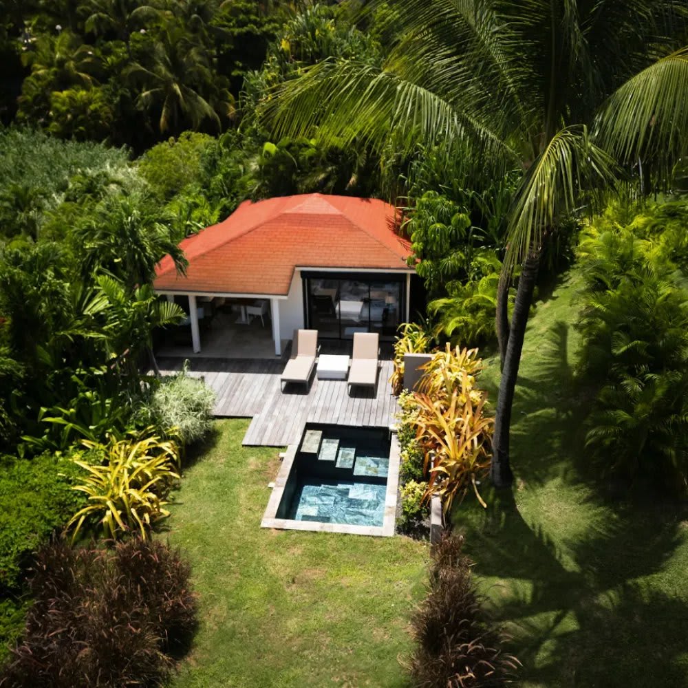 Luftaufnahme eines Ti-Kaz-Bungalows des La Toubana mit privatem Pool im tropischen Garten