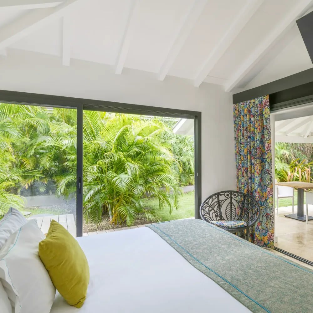 Zimmer eines Bungalows im La Toubana Hôtel & Spa, zum tropischen Garten hin offen
