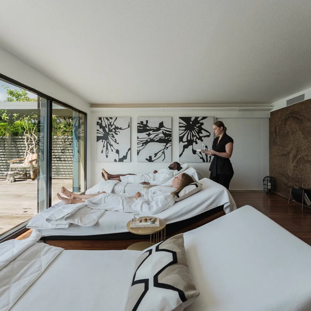 Ein Gast bei einer Behandlung in einer Kabine des Spa by Sisley im La Toubana Hôtel & Spa