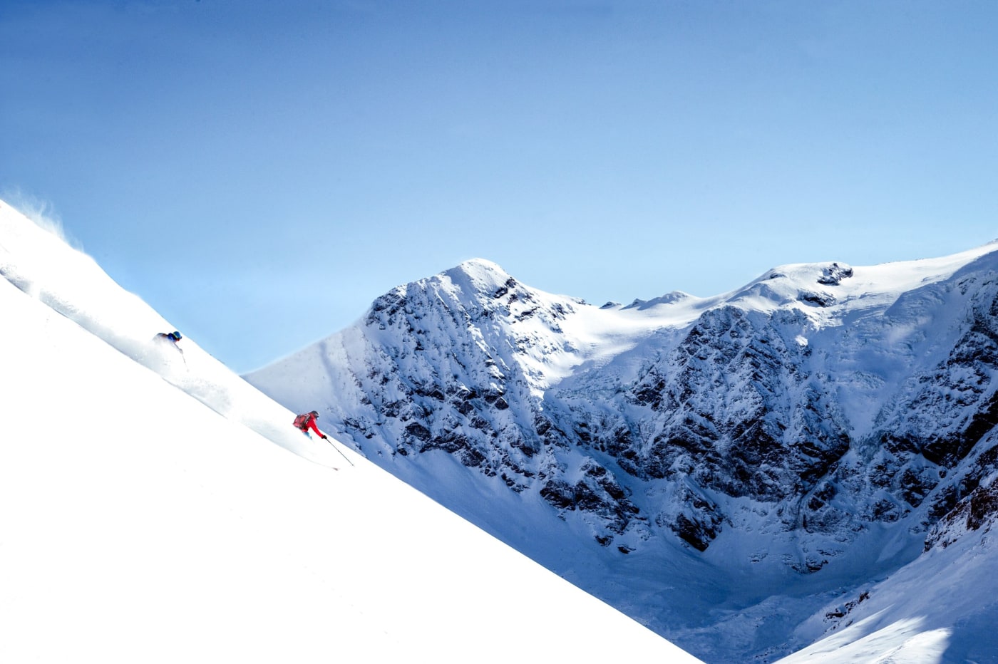 Ein Skifahrer im Pulverschnee des Vallon du Clou vor den Gletschern, in Sainte-Foy-Tarentaise